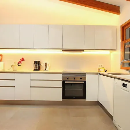 Rustic House Recently Renovated With Views To The Mountains By Renthousing ヴィラ *