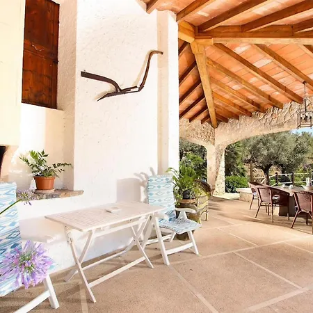Rustic House Recently Renovated With Views To The Mountains By Renthousing فيلة *