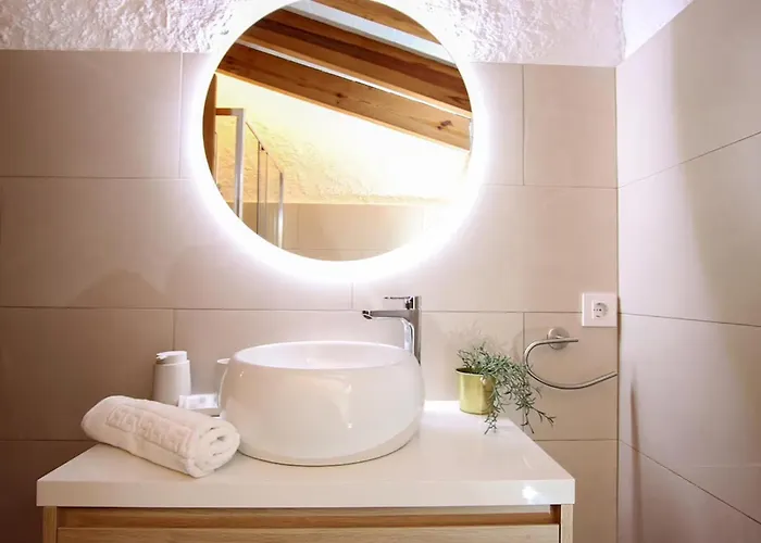 Rustic House Recently Renovated With Views To The Mountains By Renthousing Villa