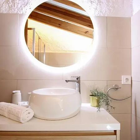 Rustic House Recently Renovated With Views To The Mountains By Renthousing Villa