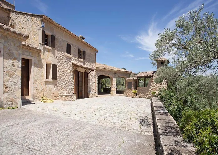 Rustic House Recently Renovated With Views To The Mountains By Renthousing